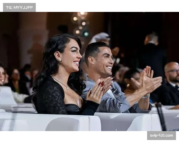 乔治娜与C罗晒全新合影 葡萄牙巨星新发型吸引网友热议